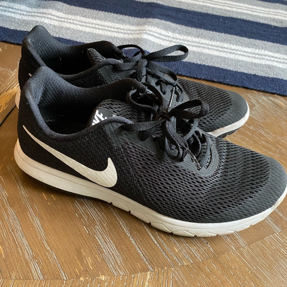 Nike tennis shoes! Size 9.5